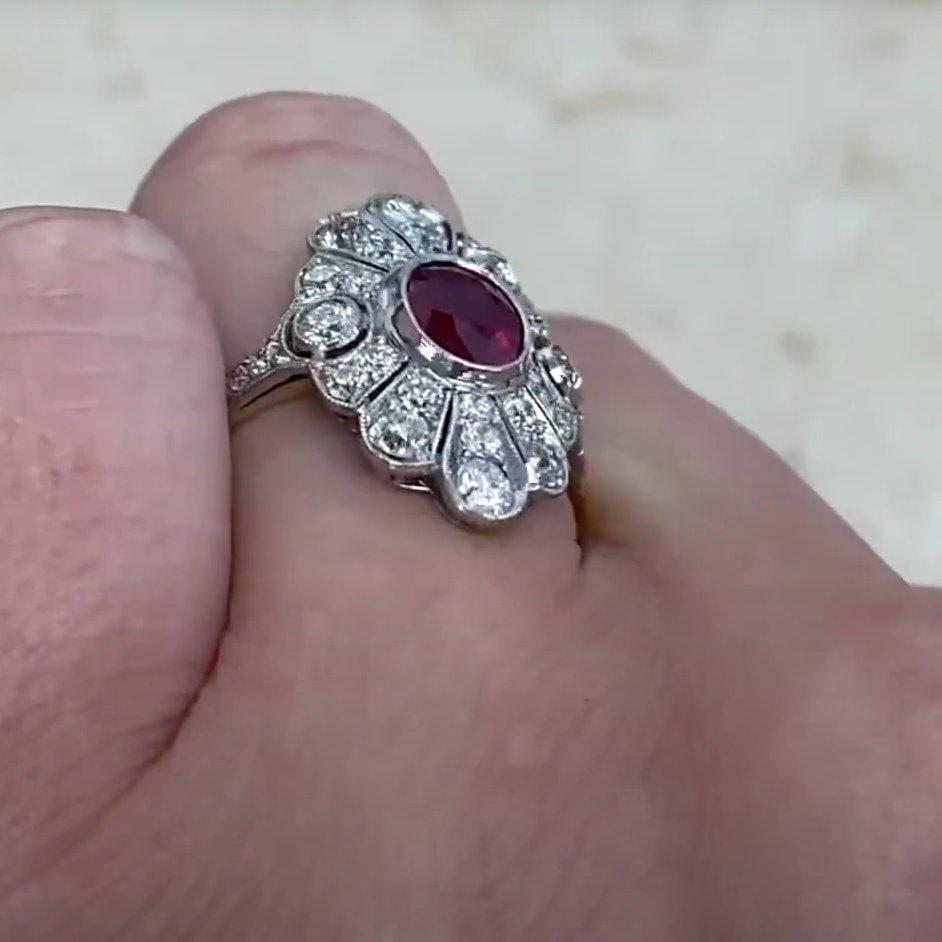Ring mit Rubin im Ovalschliff (ca. 1,50 Karat), Diamant-Halo, 18 Karat Gelbgold im Zustand „Hervorragend“ in New York, NY