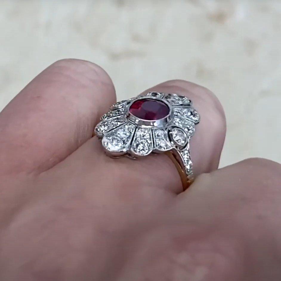 Ring mit Rubin im Ovalschliff (ca. 1,50 Karat), Diamant-Halo, 18 Karat Gelbgold Damen