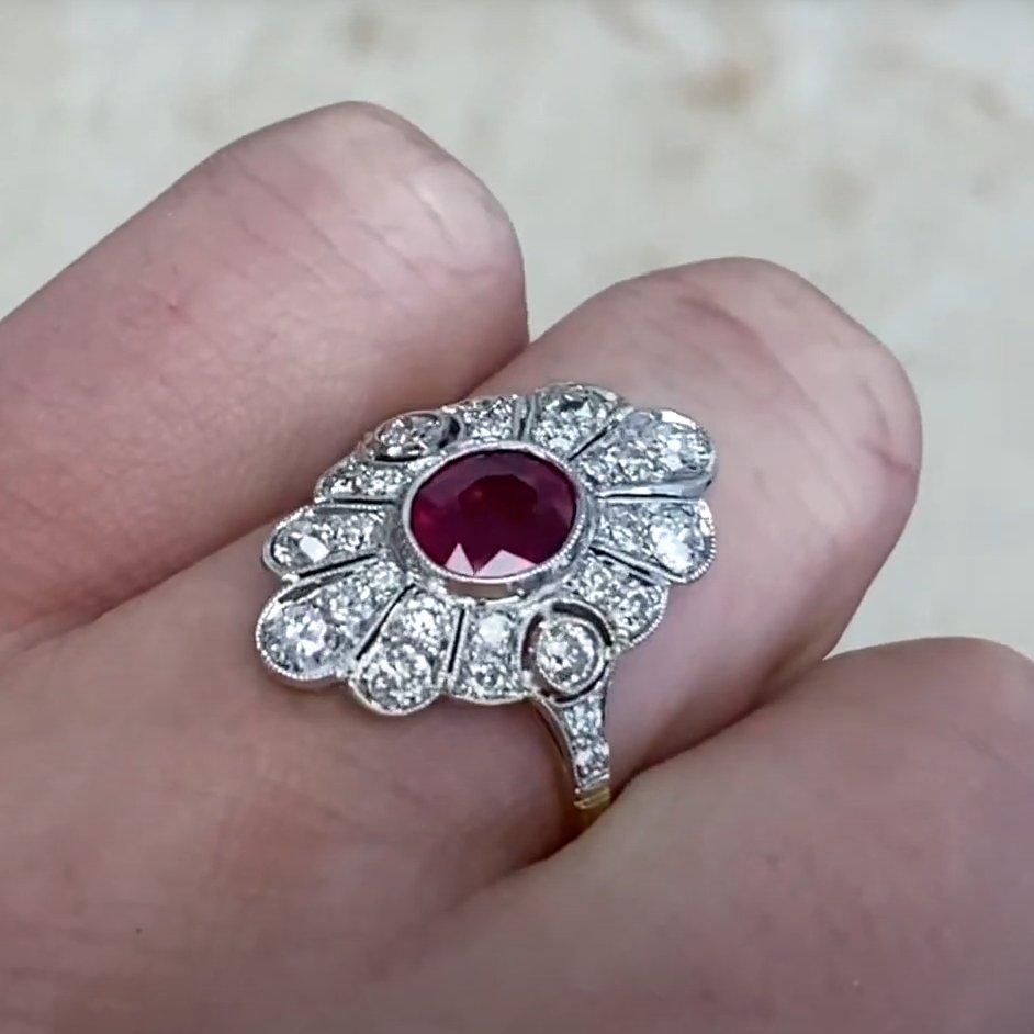 Ring mit Rubin im Ovalschliff (ca. 1,50 Karat), Diamant-Halo, 18 Karat Gelbgold 1