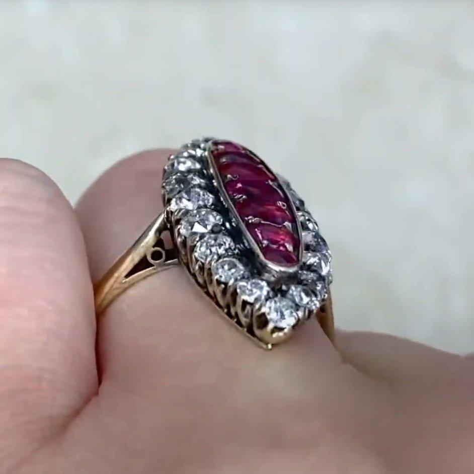 Taille ovale Bague Halo ancienne en or jaune 18 carats avec rubis birman de taille ovale et diamants (environ 1 carat) en vente