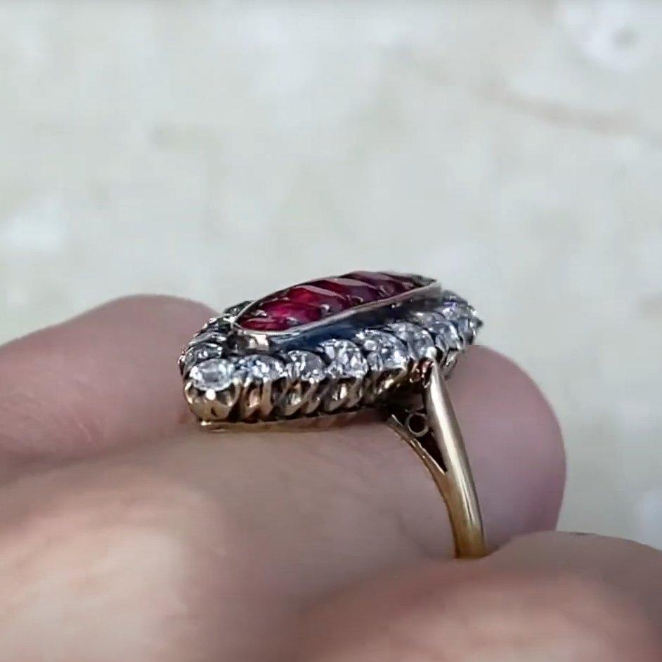 Bague Halo ancienne en or jaune 18 carats avec rubis birman de taille ovale et diamants (environ 1 carat) Excellent état - En vente à New York, NY