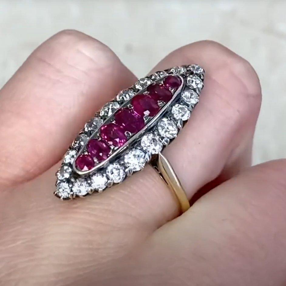 Bague Halo ancienne en or jaune 18 carats avec rubis birman de taille ovale et diamants (environ 1 carat) Pour femmes en vente