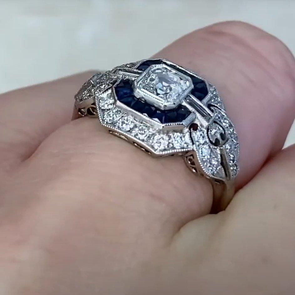 Anillo de compromiso con halo de diamantes talla Asscher (GIA aprox. 0,5 quilates), platino en Excelente estado para la venta en New York, NY