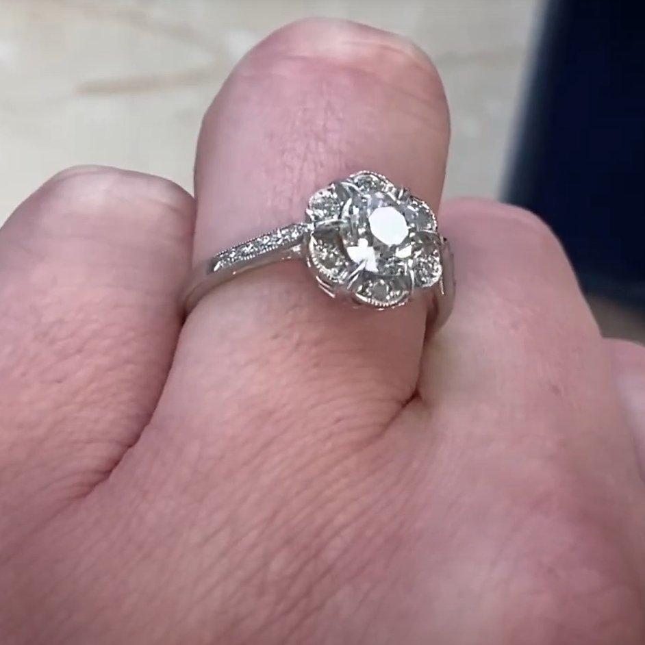 Taille vieille Europe Bague de fiançailles halo en platine avec diamant taille européenne ancienne (environ 0,9 carat) en vente