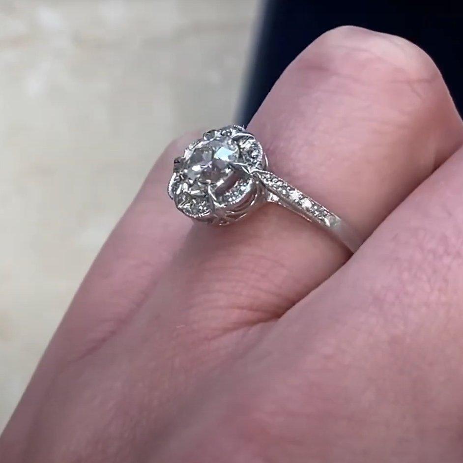 Bague de fiançailles halo en platine avec diamant taille européenne ancienne (environ 0,9 carat) Pour femmes en vente