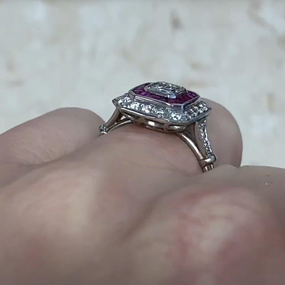 Anillo halo de compromiso con diamantes talla esmeralda (aprox. 0,50 quilates), platino en Excelente estado para la venta en New York, NY