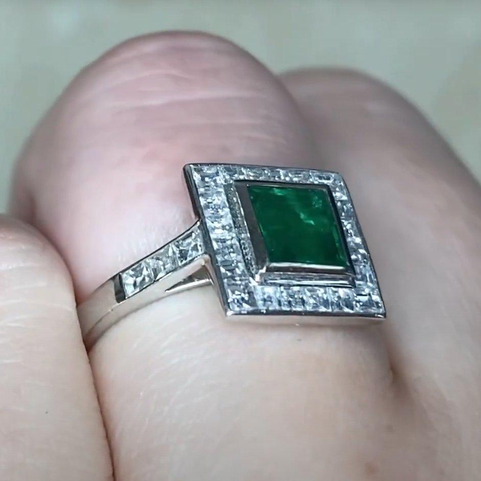 Esmeralda con Halo de Diamantes, (Aprox 1 Quilate) Esmeralda con Halo de Diamantes, Platino Corte esmeralda en venta