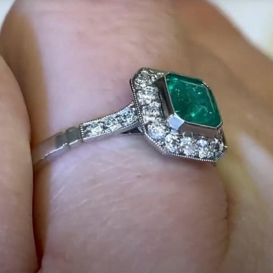 Ring mit natürlichem Smaragd im Smaragdschliff (ca. 0,60 Karat), Diamant-Halo, Platin im Zustand „Hervorragend“ im Angebot in New York, NY