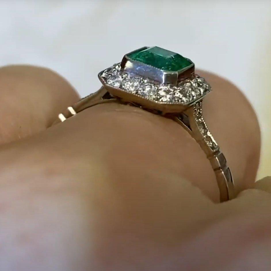 Ring mit natürlichem Smaragd im Smaragdschliff (ca. 0,60 Karat), Diamant-Halo, Platin Damen im Angebot
