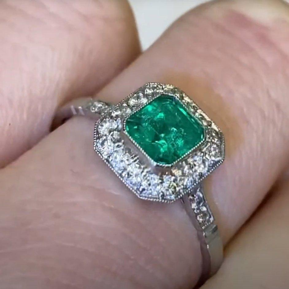 Ring mit natürlichem Smaragd im Smaragdschliff (ca. 0,60 Karat), Diamant-Halo, Platin im Angebot 1
