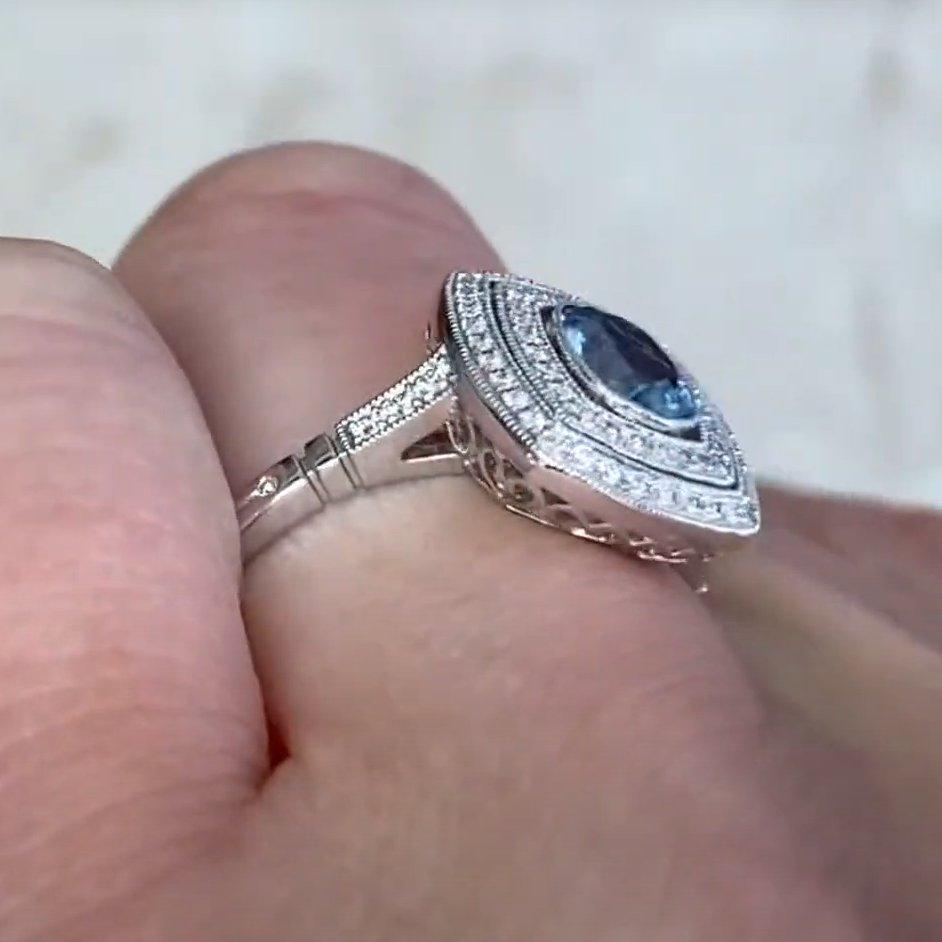 Taglio ovale Anello con diamante a doppio alone in platino, (circa 0,50 carati) acquamarina taglio ovale in vendita