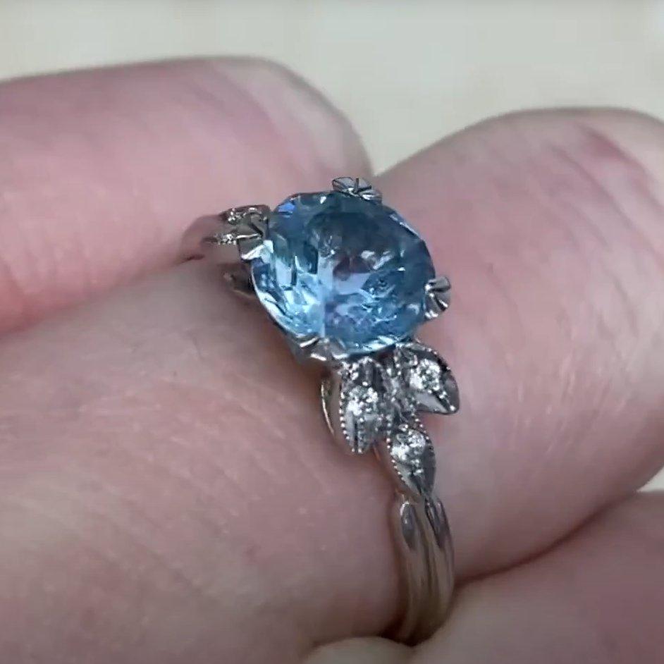 Anillo de compromiso de aguamarina talla redonda (aprox. 0.80 quilates), platino en Excelente estado para la venta en New York, NY