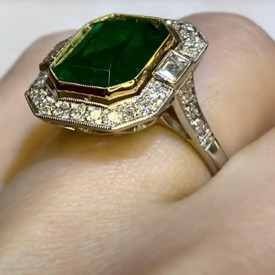 Emerald Diamond Halo Ring  (GIA Approx. 4.90-Carats), Platinum im Zustand „Hervorragend“ im Angebot in New York, NY