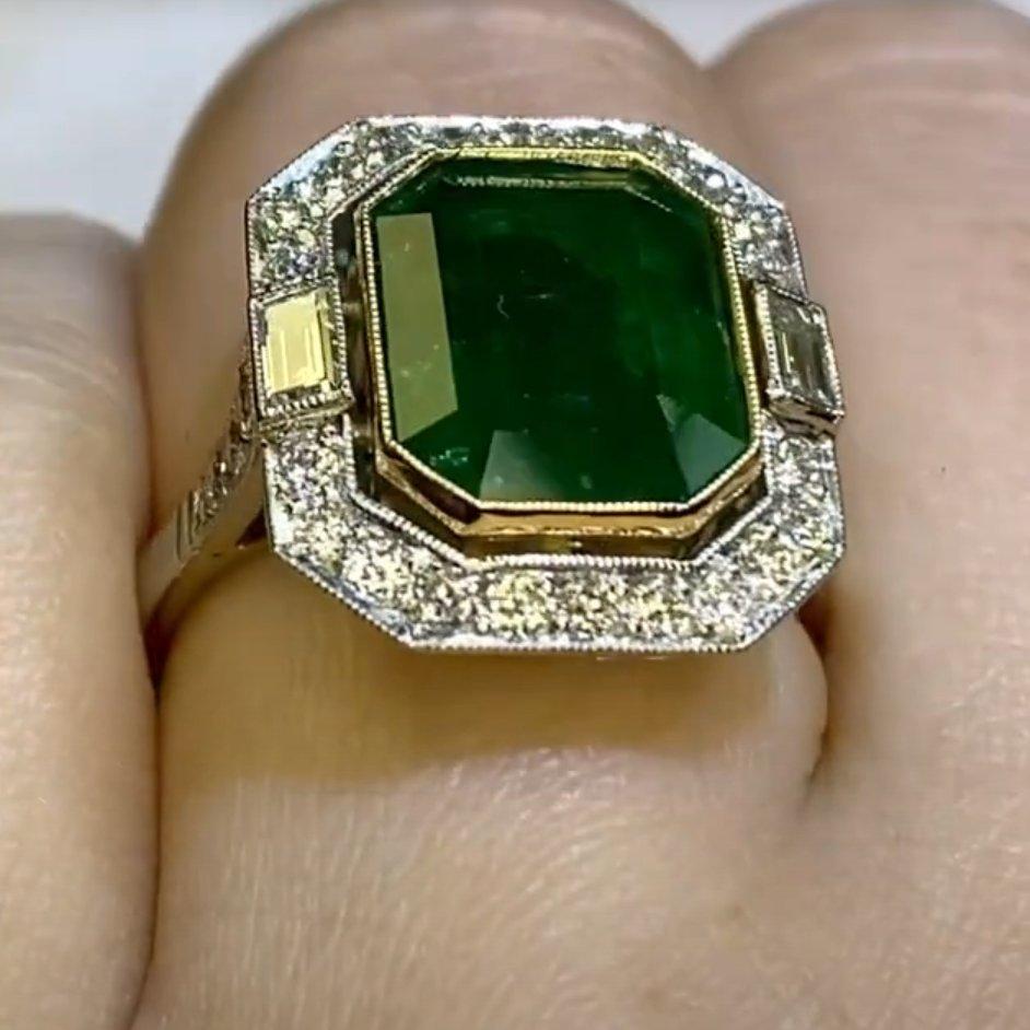 Emerald Diamond Halo Ring  (GIA Approx. 4.90-Carats), Platinum (Smaragdschliff) im Angebot