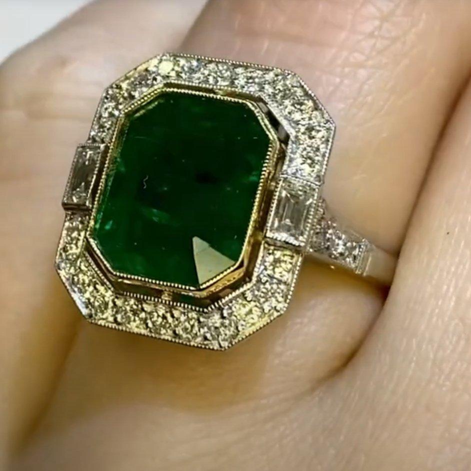 Emerald Diamond Halo Ring  (GIA Approx. 4.90-Carats), Platinum Damen im Angebot