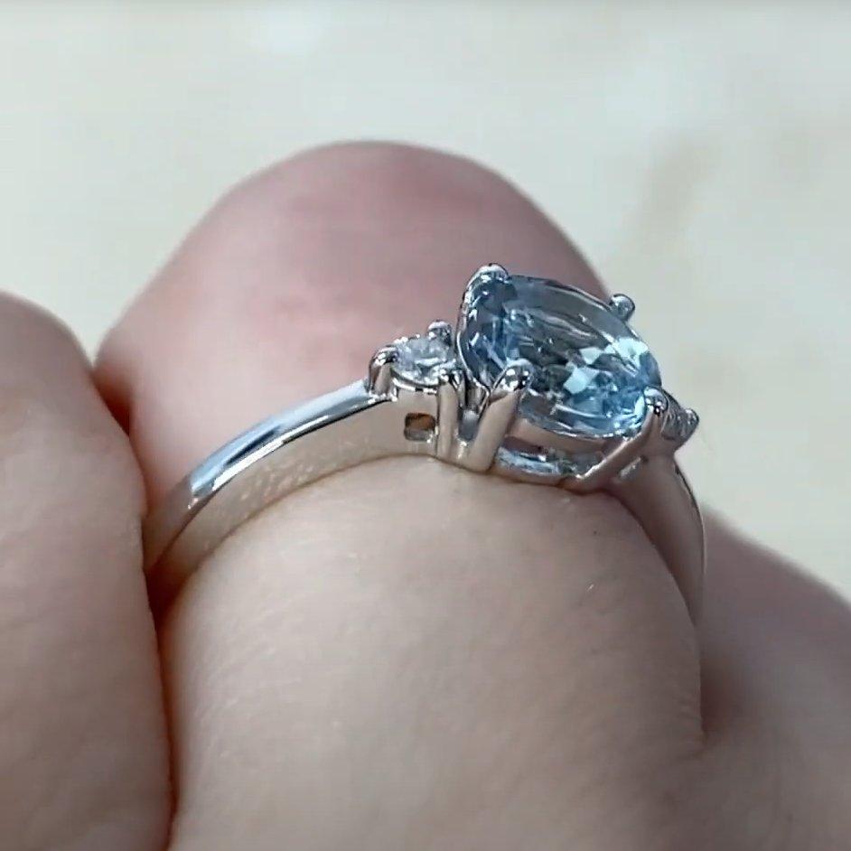 Art déco Bague de fiançailles en or blanc 18 carats avec aigue-marine de taille ronde (environ 1,1 carat) en vente