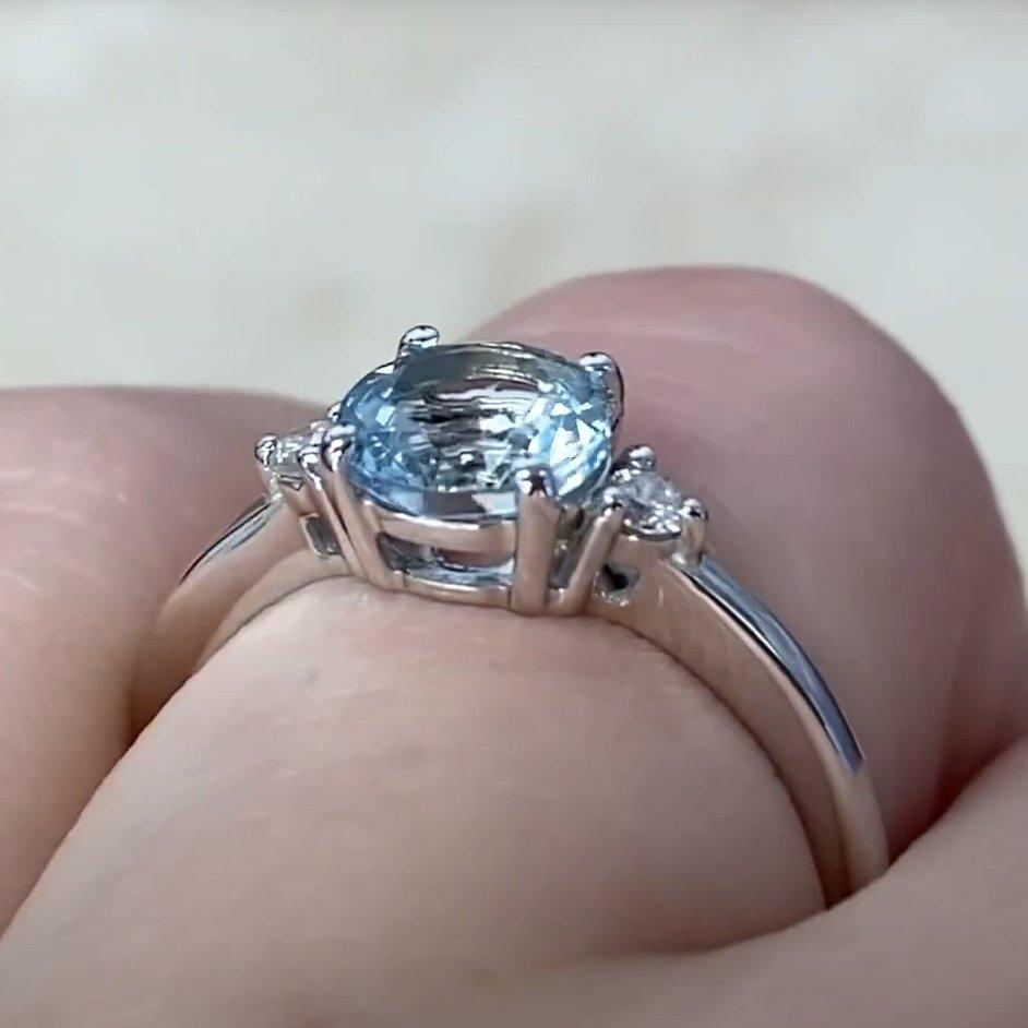 Taille ronde Bague de fiançailles en or blanc 18 carats avec aigue-marine de taille ronde (environ 1,1 carat) en vente