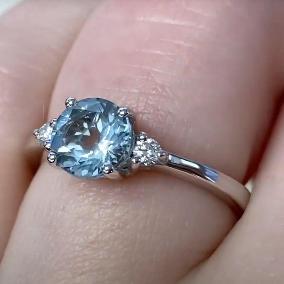 Bague de fiançailles en or blanc 18 carats avec aigue-marine de taille ronde (environ 1,1 carat) Excellent état - En vente à New York, NY