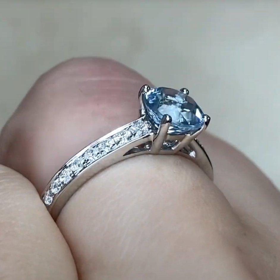 Taille ronde Bague de fiançailles en or blanc 18 carats avec aigue-marine taille ronde (environ 1,00 carat) en vente