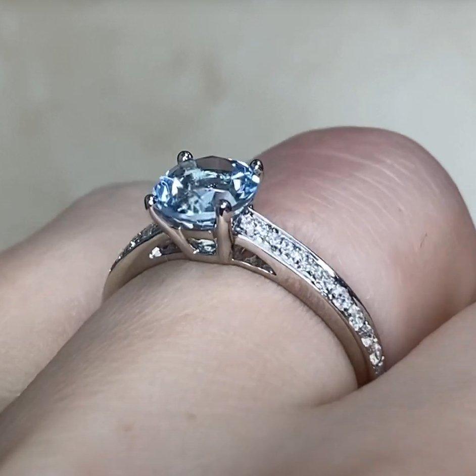 Bague de fiançailles en or blanc 18 carats avec aigue-marine taille ronde (environ 1,00 carat) Excellent état - En vente à New York, NY