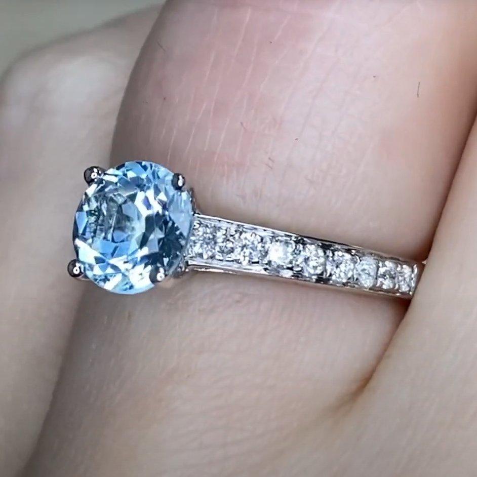 Bague de fiançailles en or blanc 18 carats avec aigue-marine taille ronde (environ 1,00 carat) Pour femmes en vente