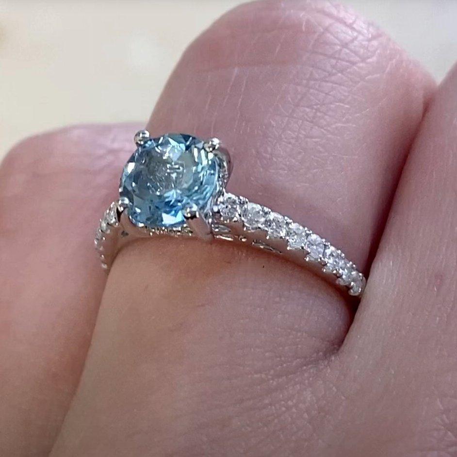 Anillo de compromiso de aguamarina de corte redondo (aprox. 0,9 quilates), oro blanco de 18k en Excelente estado para la venta en New York, NY