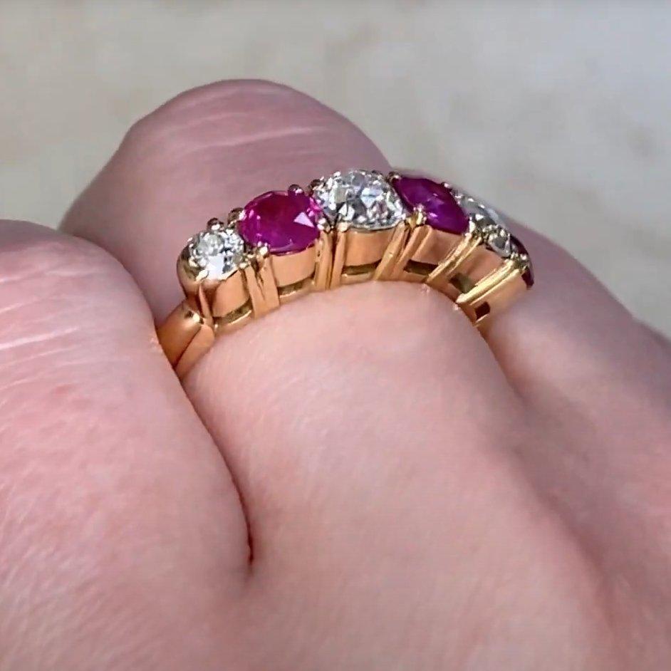 Taille vieille Europe Bague de fiançailles ancienne en or jaune avec diamants et rubis (environ 1,1 carat) en vente