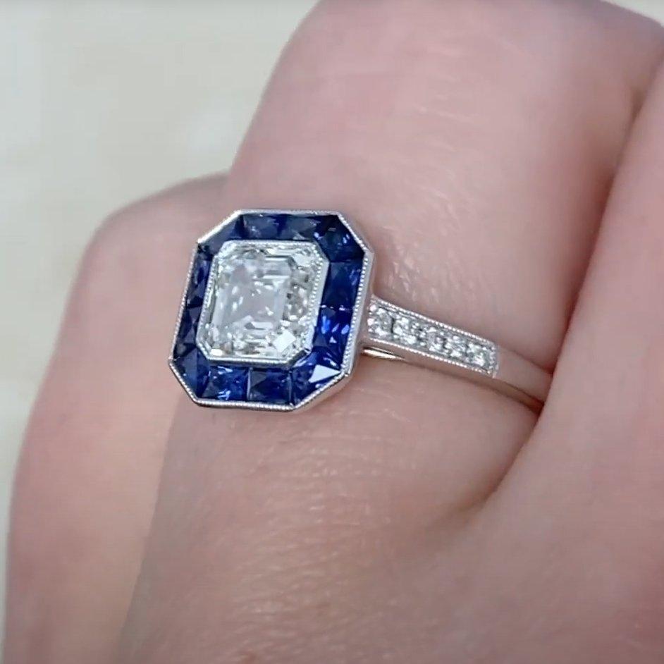 Donna Anello con diamante aureolato taglio Asscher (GIA circa 1,00 carati), platino in vendita
