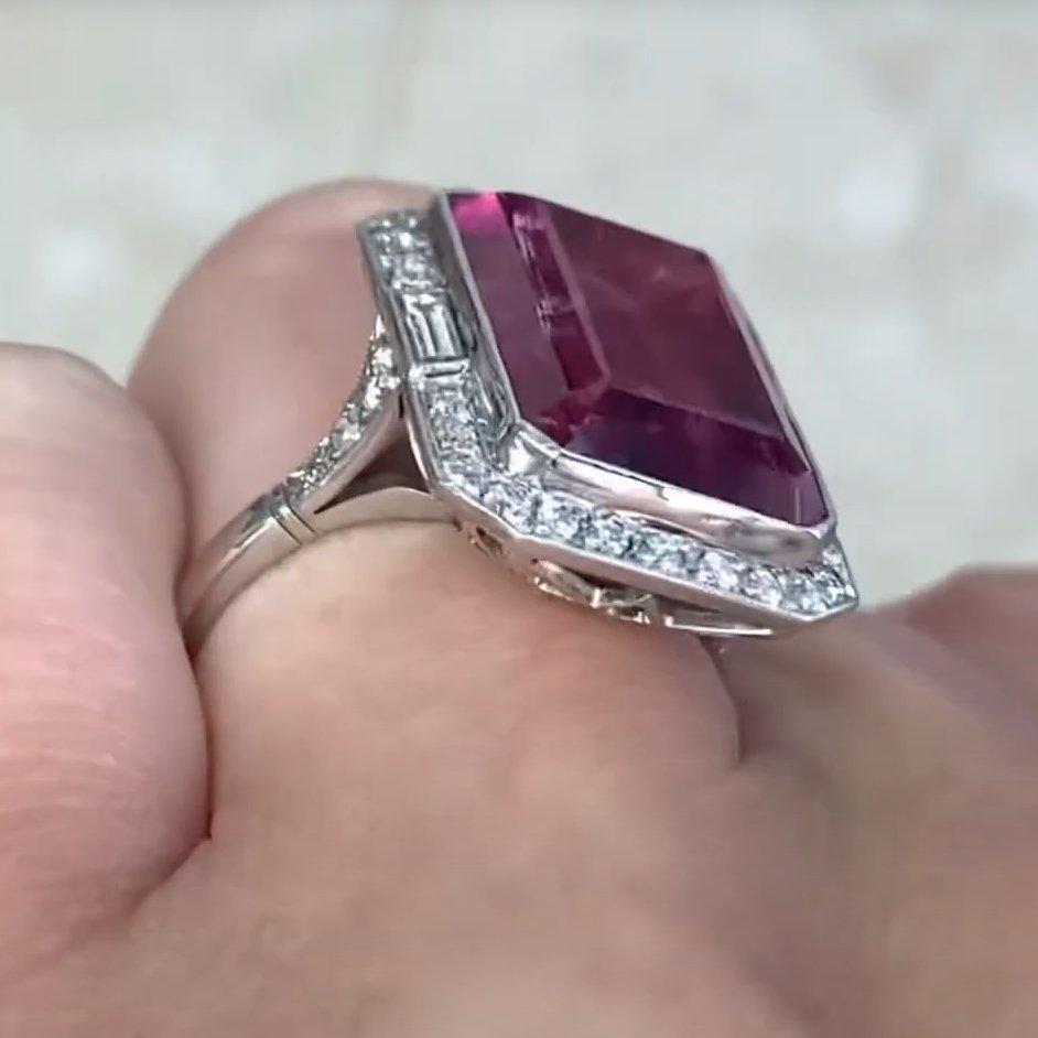 Taglio smeraldo Anello con rubellite taglio smeraldo (circa 12,10 carati) e diamanti a raggiera, platino in vendita