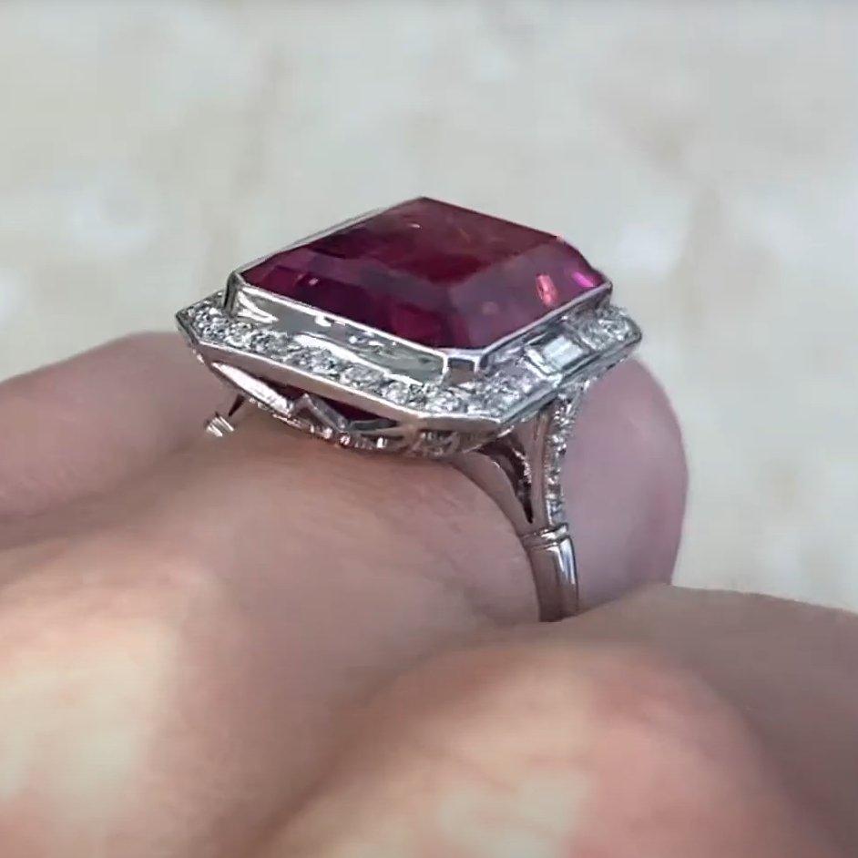 Anello con rubellite taglio smeraldo (circa 12,10 carati) e diamanti a raggiera, platino In condizioni ottime in vendita a New York, NY