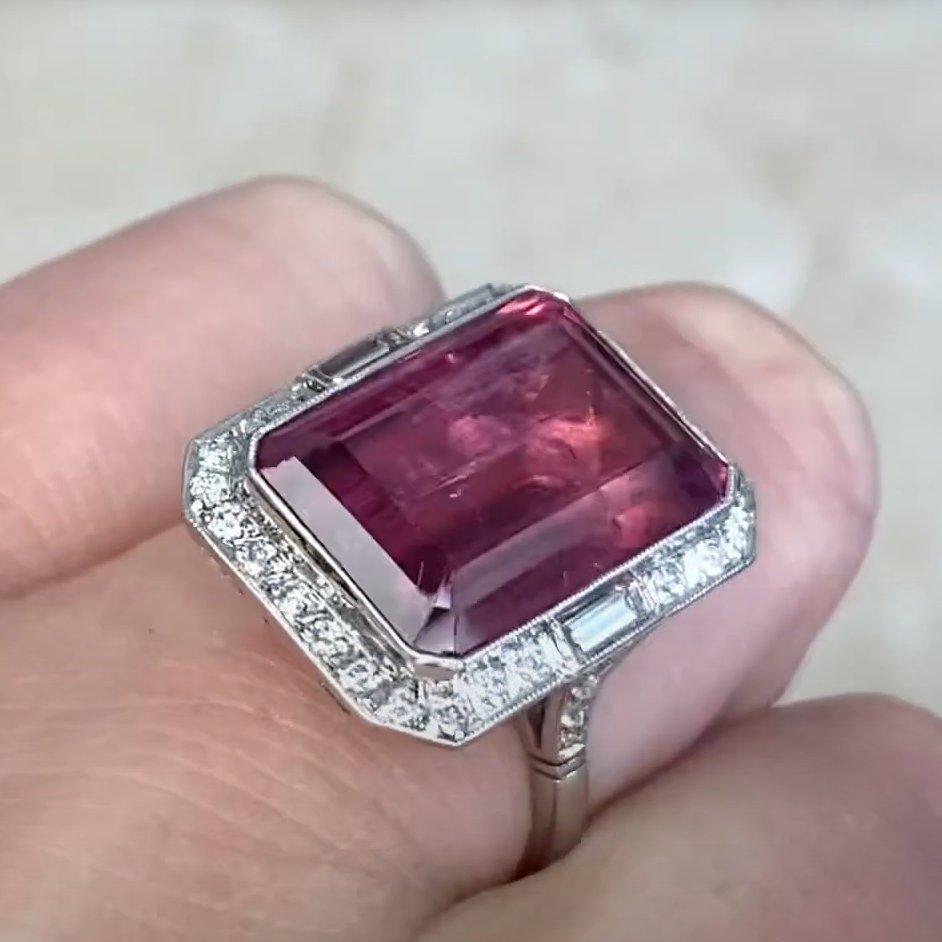 Donna Anello con rubellite taglio smeraldo (circa 12,10 carati) e diamanti a raggiera, platino in vendita
