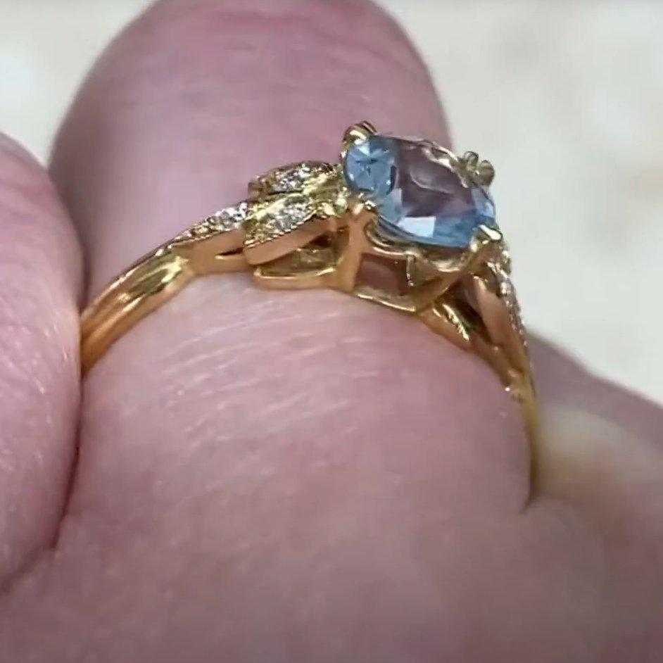 Taglio rotondo Anello di fidanzamento con acquamarina taglio rotondo (circa 0,70 carati), oro giallo 18 carati in vendita