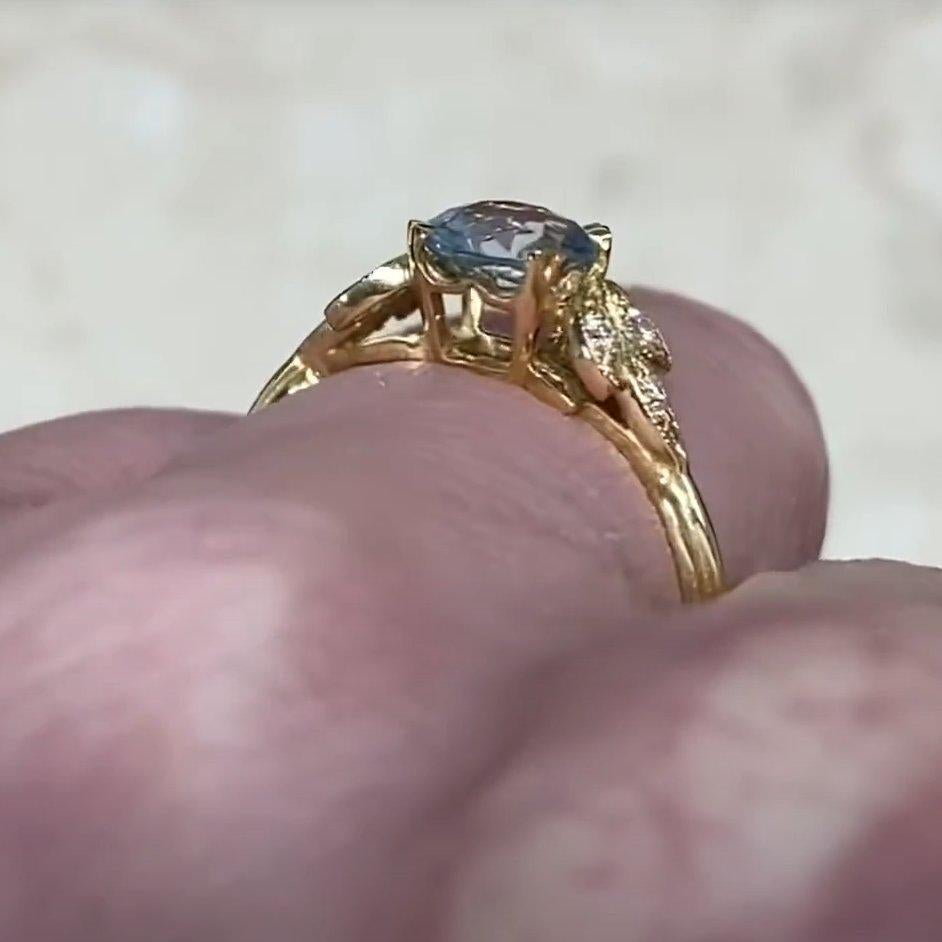 Anello di fidanzamento con acquamarina taglio rotondo (circa 0,70 carati), oro giallo 18 carati In condizioni ottime in vendita a New York, NY