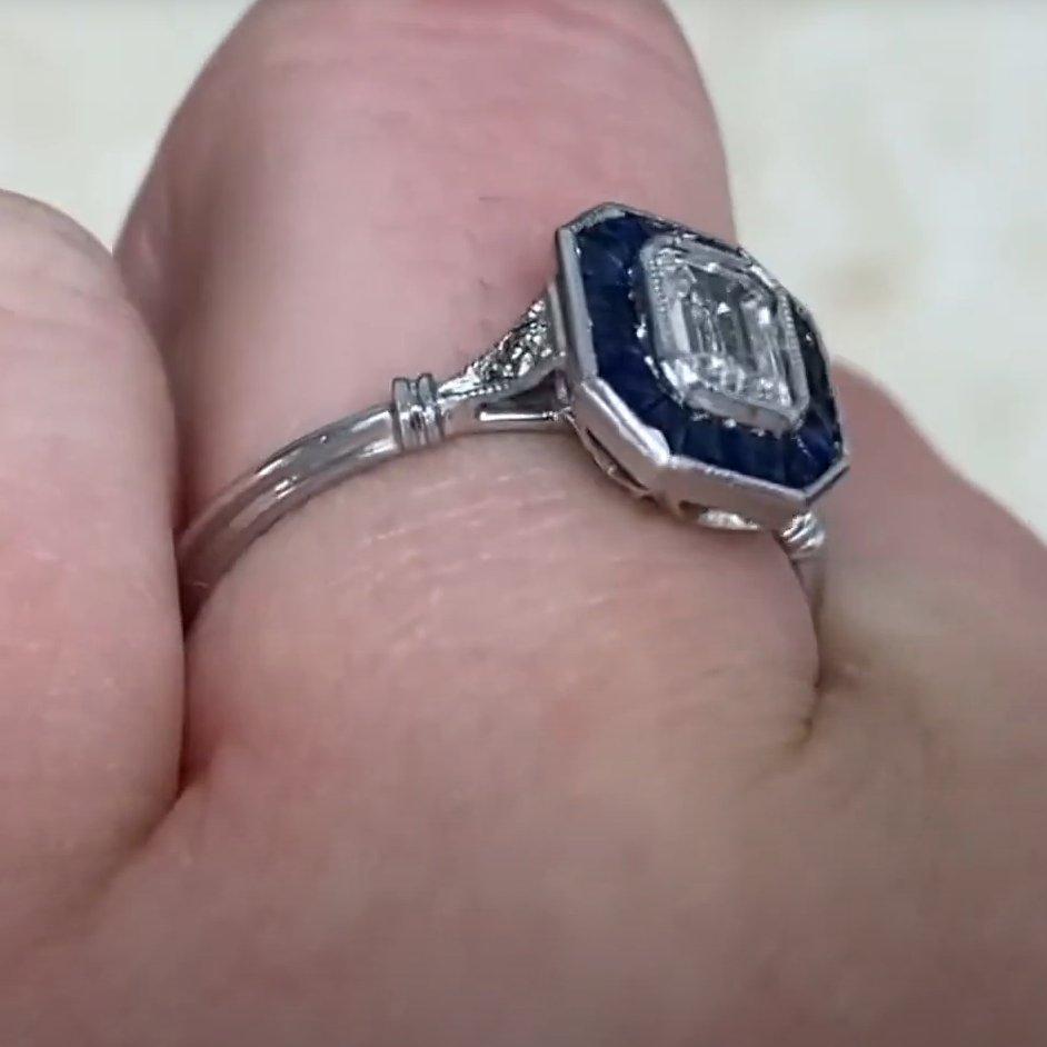 Taille émeraude Bague de fiançailles saphir halo, platine, diamant taille émeraude (environ 0,50 carats) en vente