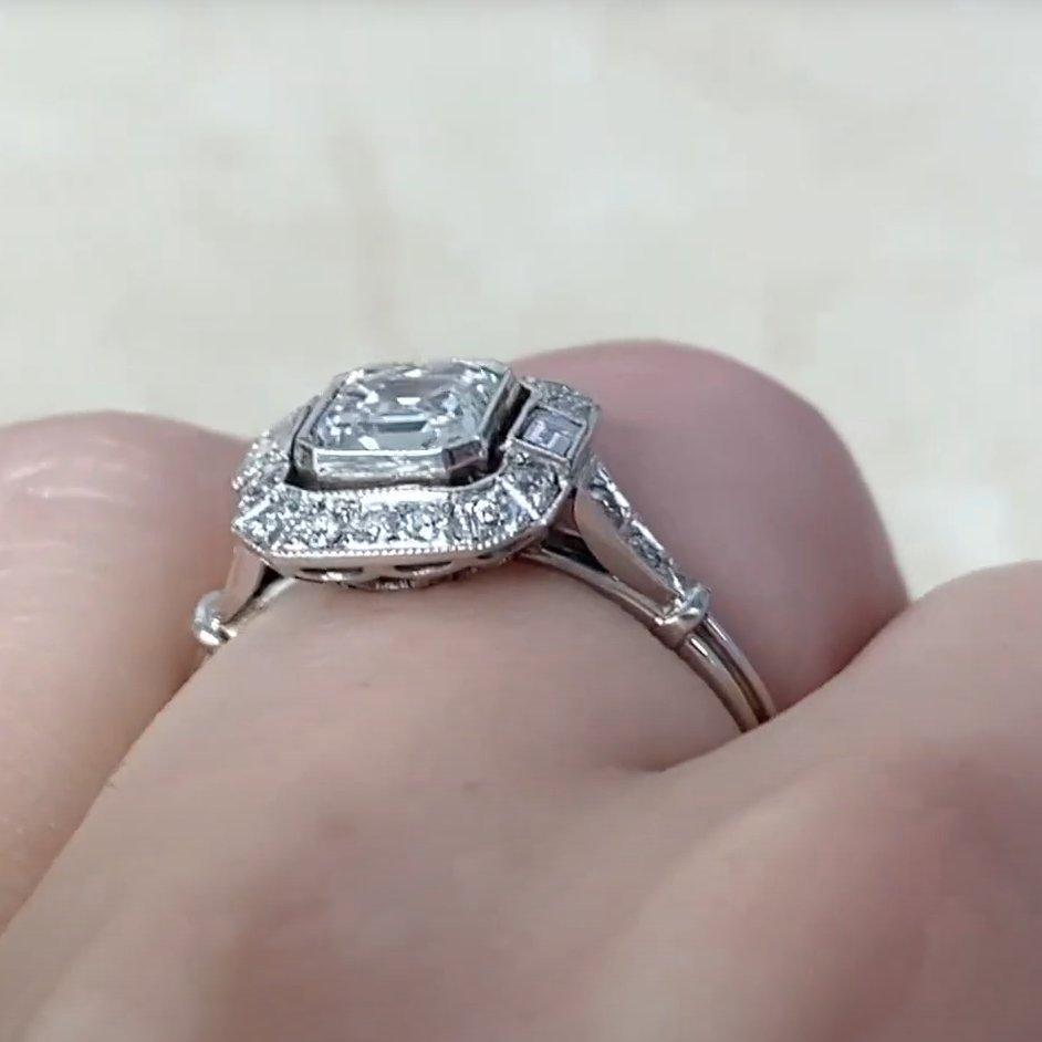 Bague de halo en diamant asscher (GIA approx. 0,80 carats), couleur H, platine Excellent état - En vente à New York, NY