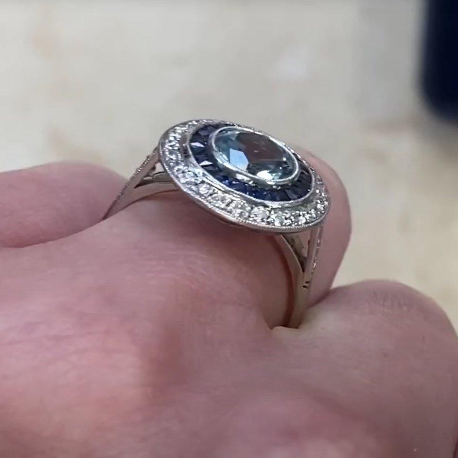 Taille ronde Bague halo en platine, aigue-marine taille ronde, diamants (environ 3,70 carats) et saphirs en vente