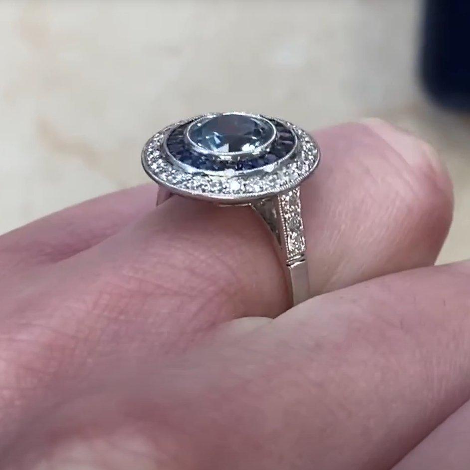 Bague halo en platine, aigue-marine taille ronde, diamants (environ 3,70 carats) et saphirs Excellent état - En vente à New York, NY