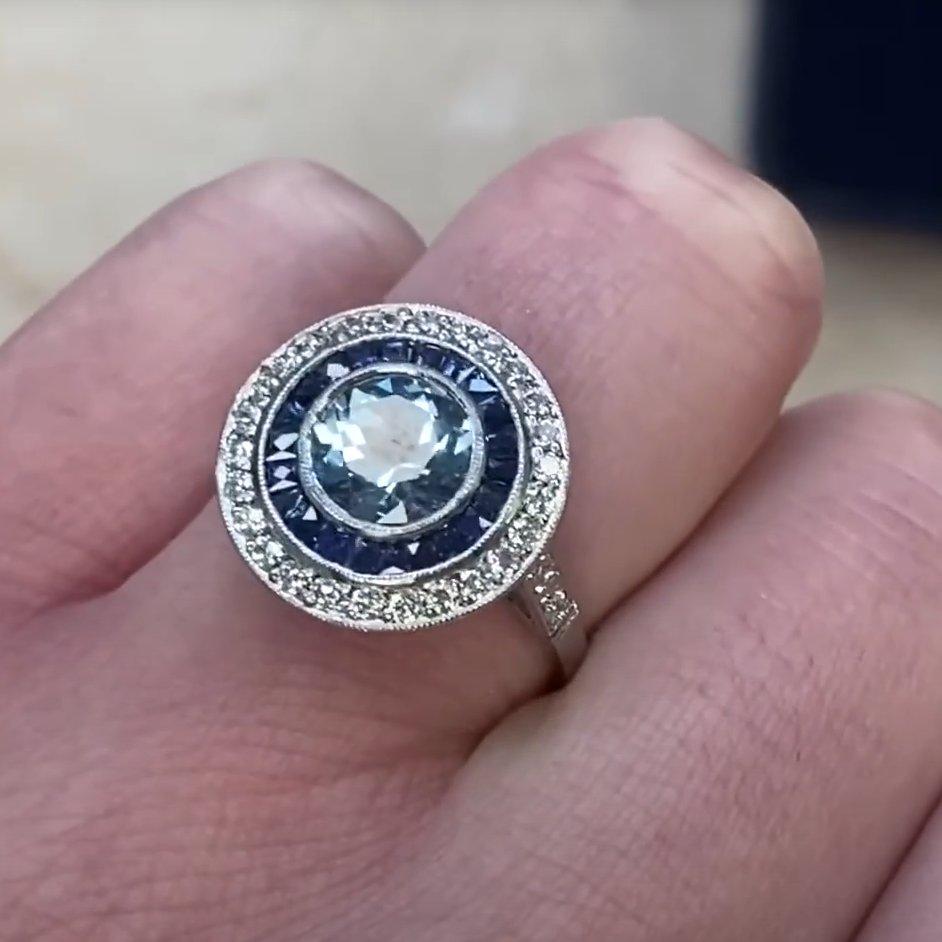 Bague halo en platine, aigue-marine taille ronde, diamants (environ 3,70 carats) et saphirs Pour femmes en vente