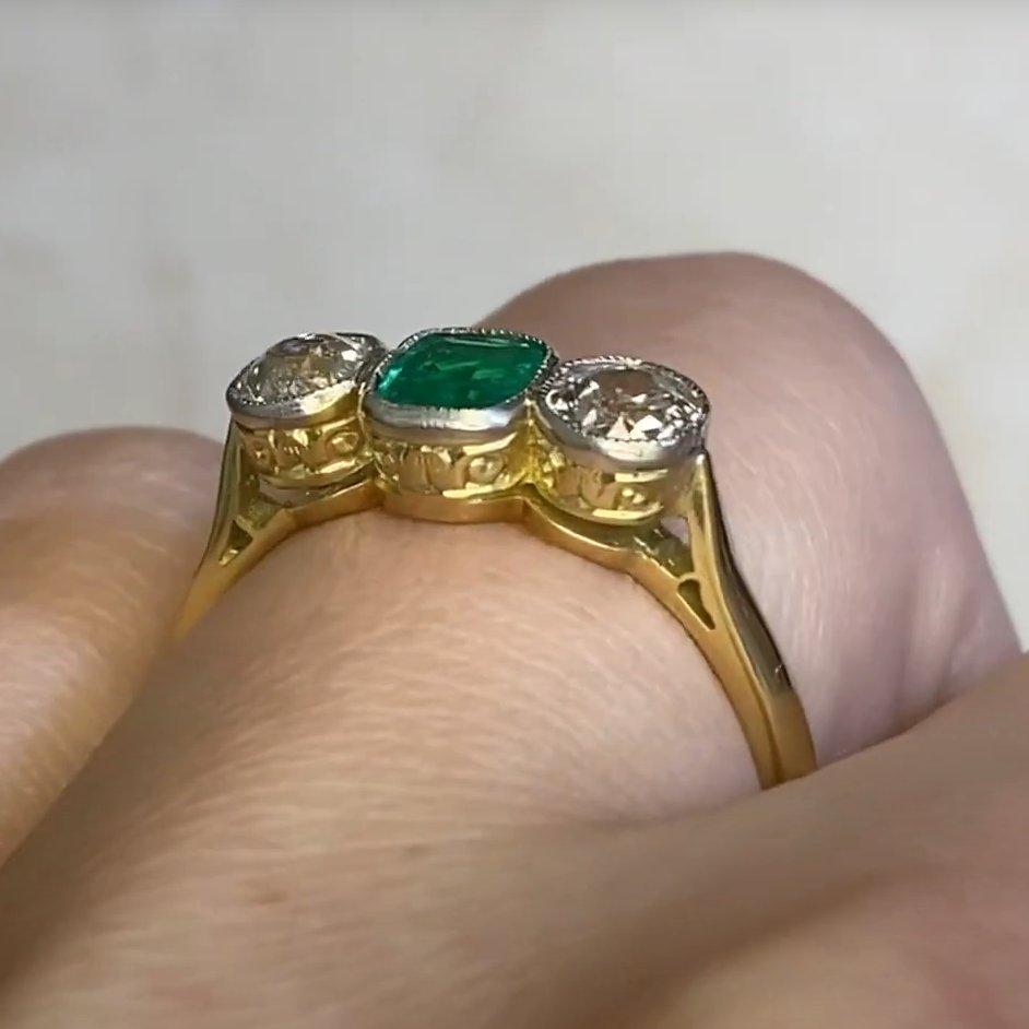Anelli di fidanzamento con diamanti smeraldo Anello smeraldo antico (circa 0,7 carati) In condizioni ottime in vendita a New York, NY