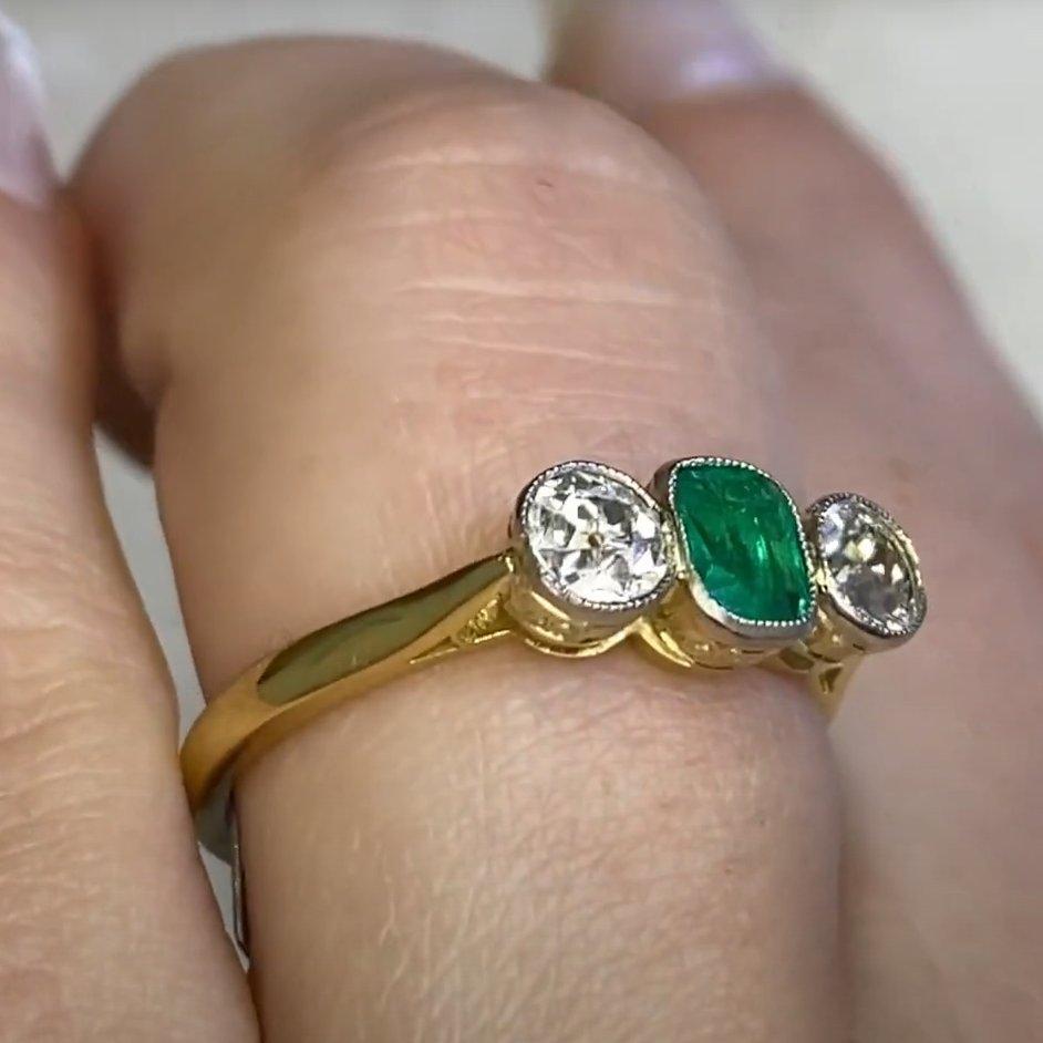 Taglio cuscino Anelli di fidanzamento con diamanti smeraldo Anello smeraldo antico (circa 0,7 carati) in vendita