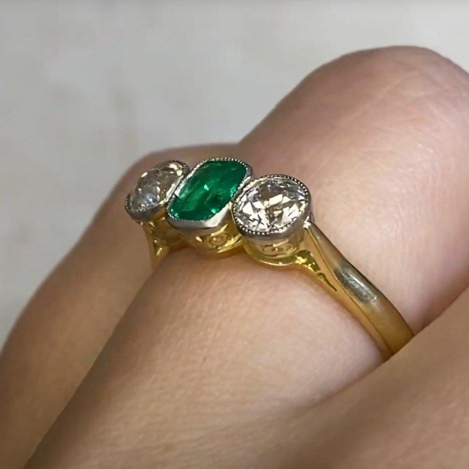 Donna Anelli di fidanzamento con diamanti smeraldo Anello smeraldo antico (circa 0,7 carati) in vendita