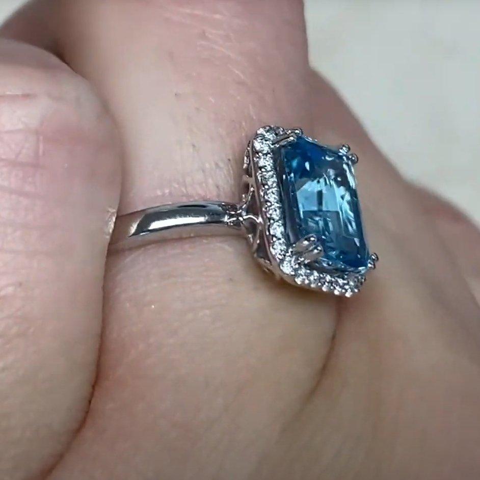 Taille vieille Europe Bague de fiançailles en or blanc 18 carats avec topaze bleue (environ 1,7 carat), halo de diamants en vente