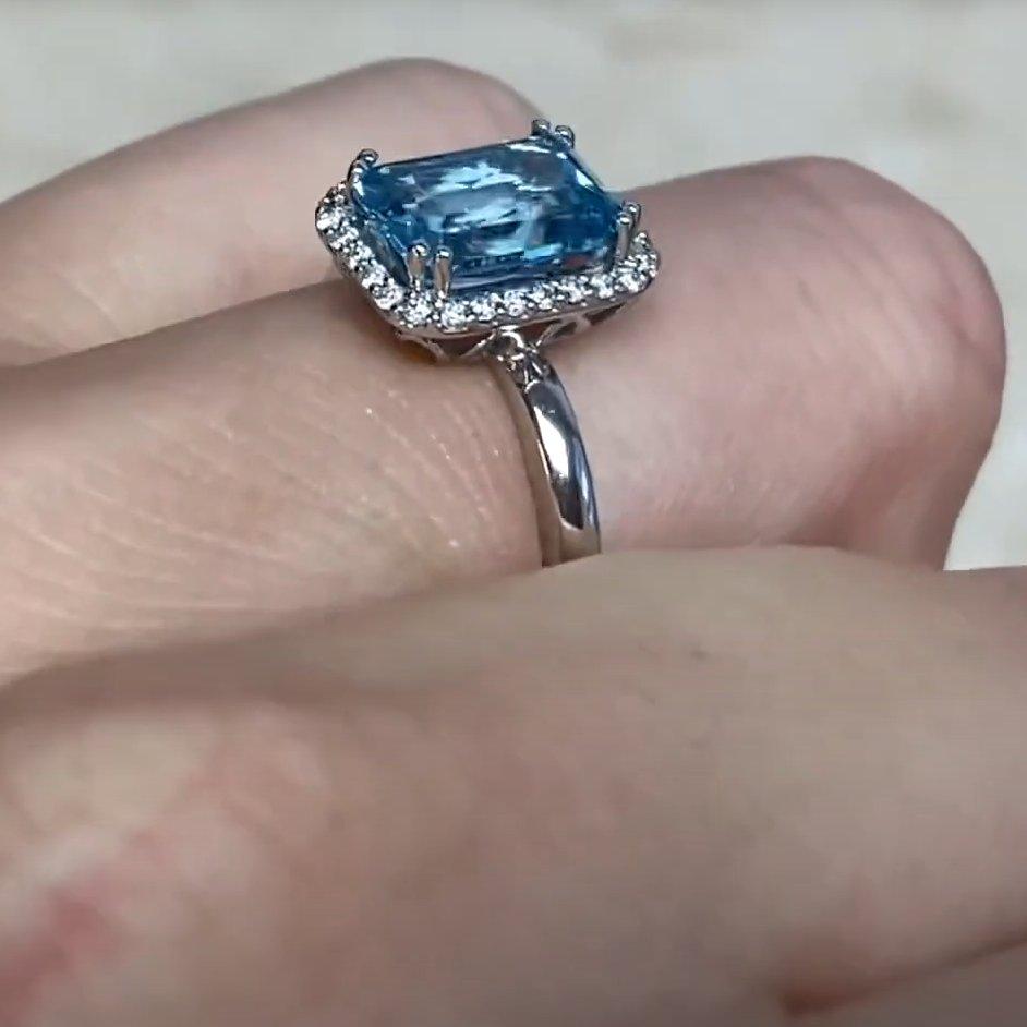 Bague de fiançailles en or blanc 18 carats avec topaze bleue (environ 1,7 carat), halo de diamants Pour femmes en vente