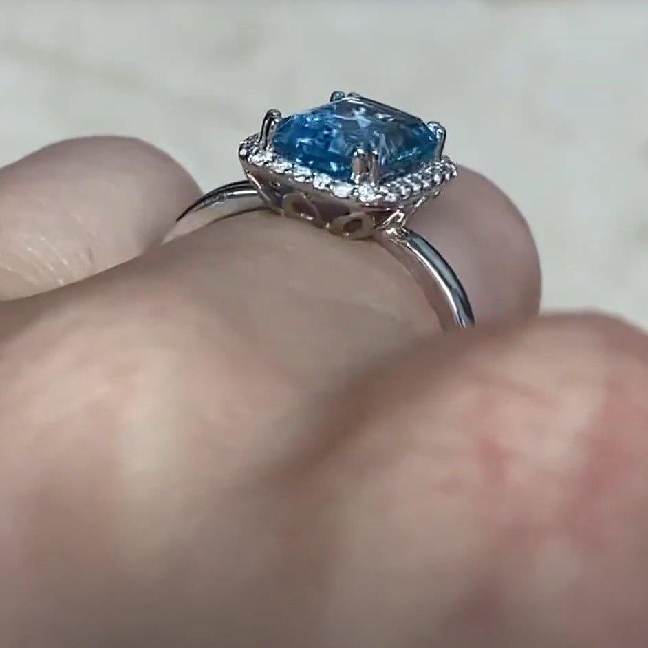 Bague de fiançailles en or blanc 18 carats avec topaze bleue (environ 1,7 carat), halo de diamants Excellent état - En vente à New York, NY