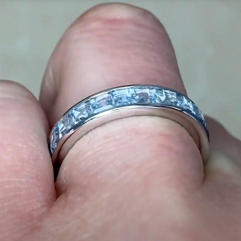 Taglio Asscher Fascia per l'eternità con acquamarina taglio Asscher (circa 2,40 carati), platino in vendita