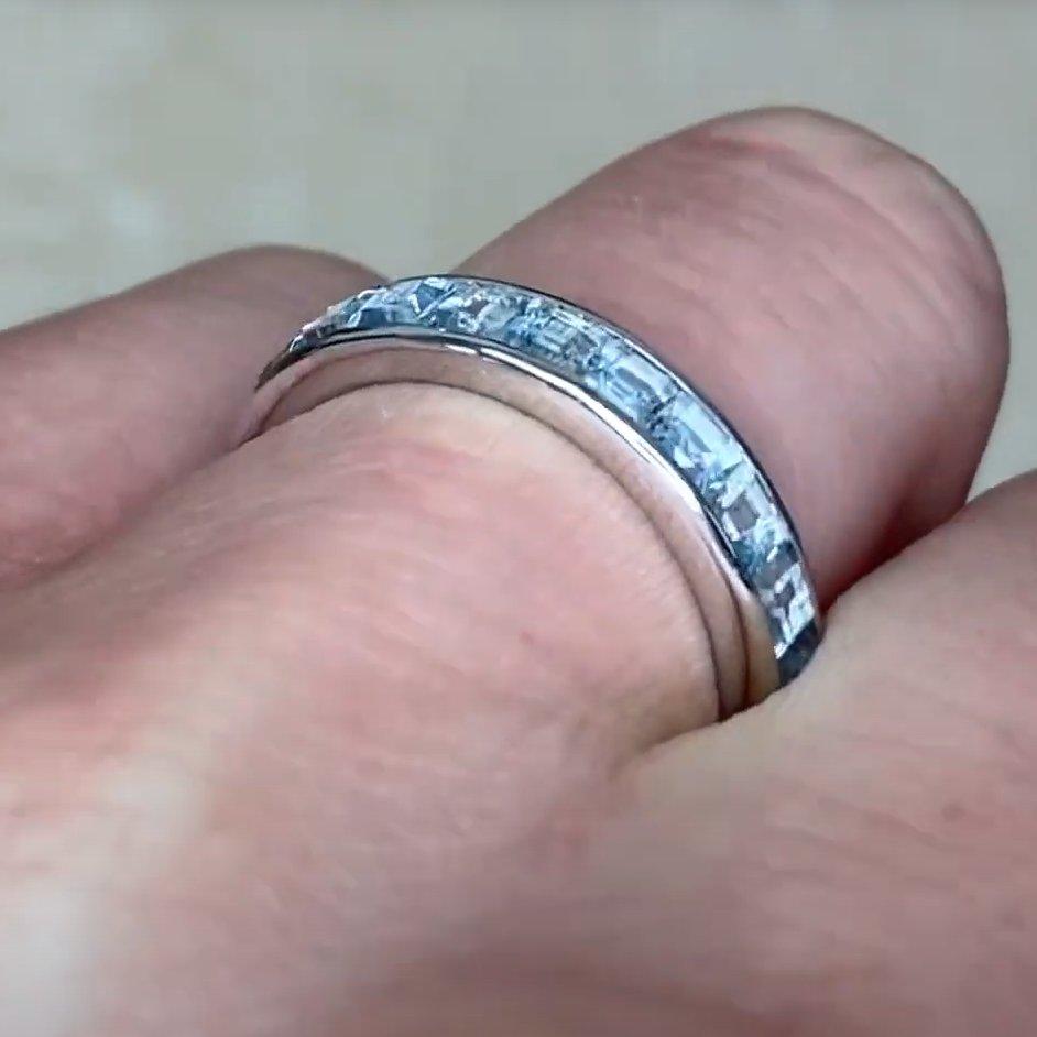 Fascia per l'eternità con acquamarina taglio Asscher (circa 2,40 carati), platino In condizioni ottime in vendita a New York, NY