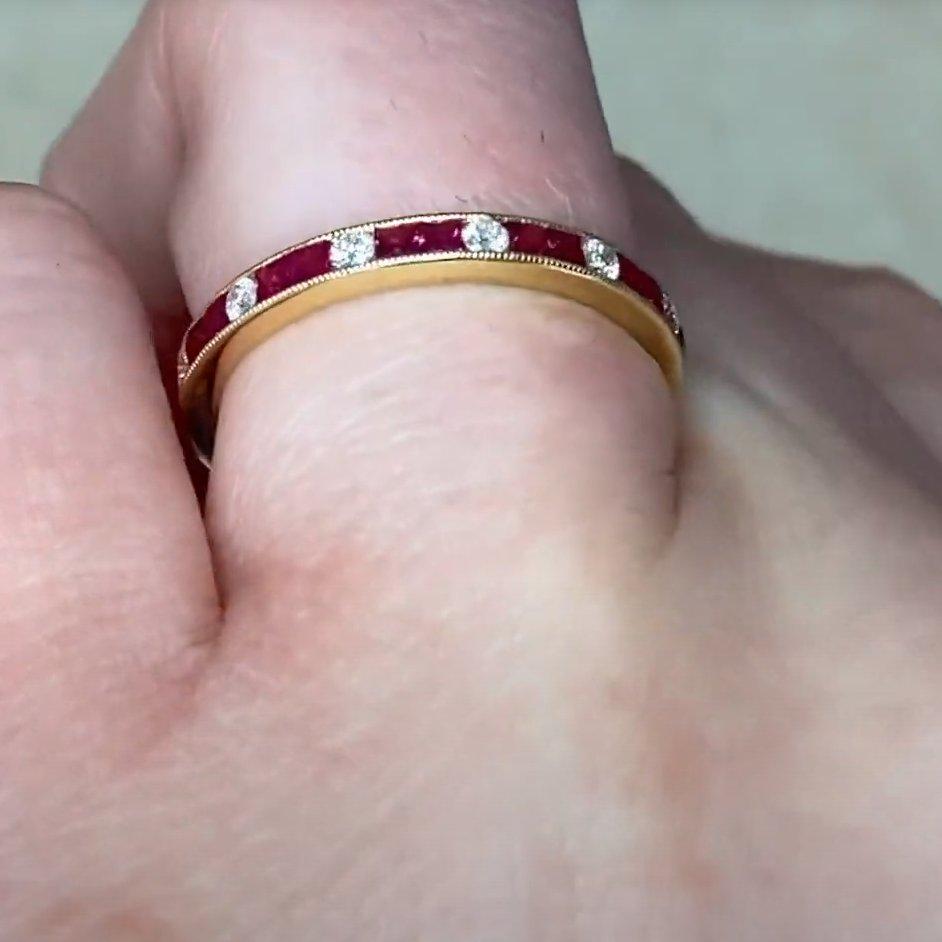 Taglio rotondo Fascia con diamanti (circa 0,10 carati) e rubini (circa 0,30 carati), oro giallo 18 carati in vendita