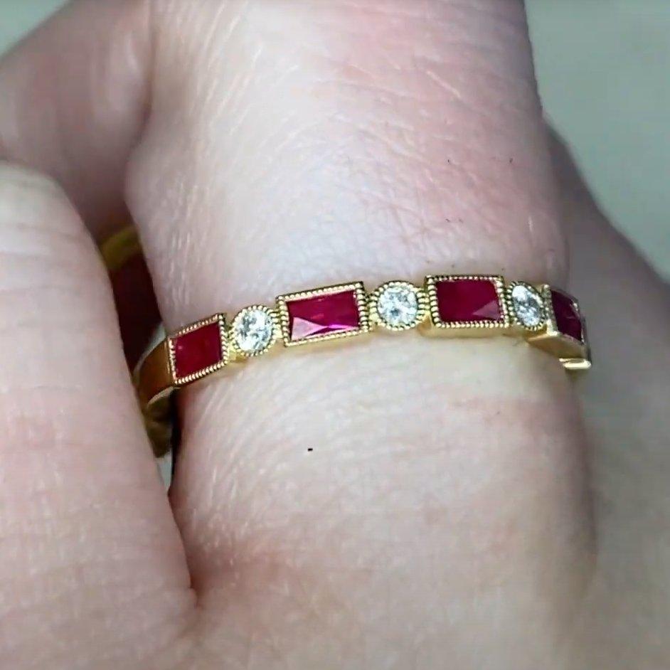 Taglio francese Rubini naturali (circa 0,30 carati) e diamanti (circa 0,10 carati), oro giallo in vendita
