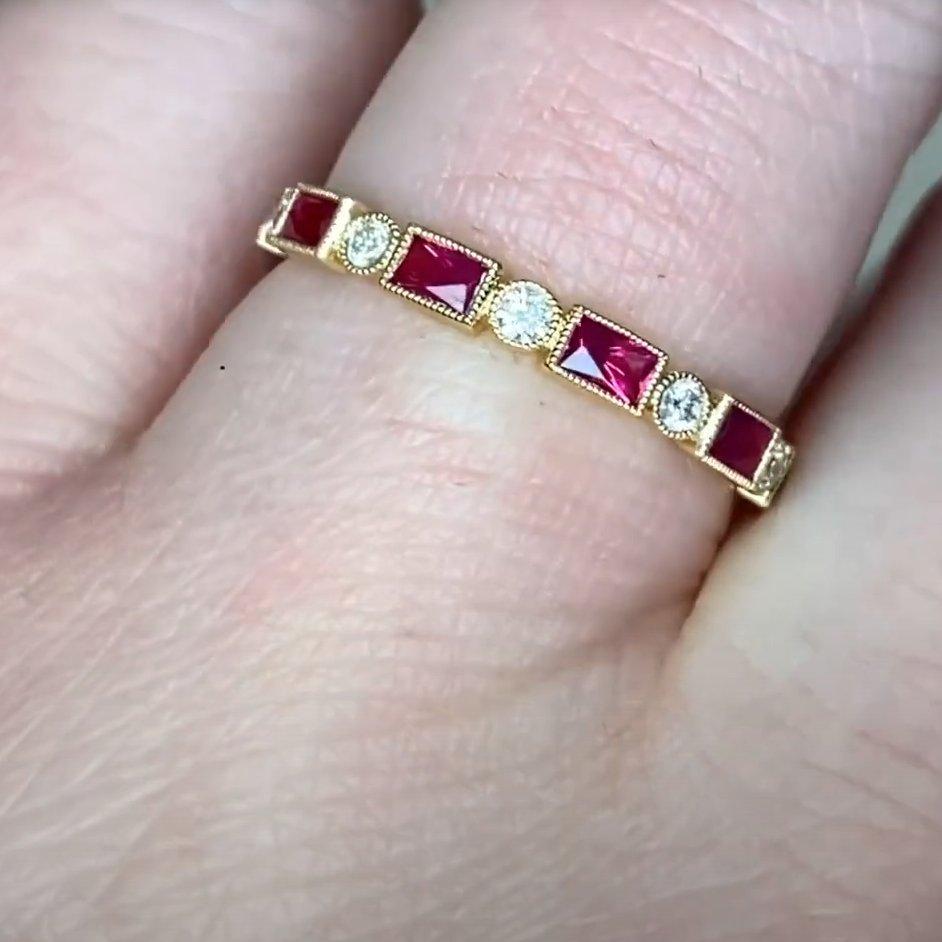 Donna Rubini naturali (circa 0,30 carati) e diamanti (circa 0,10 carati), oro giallo in vendita