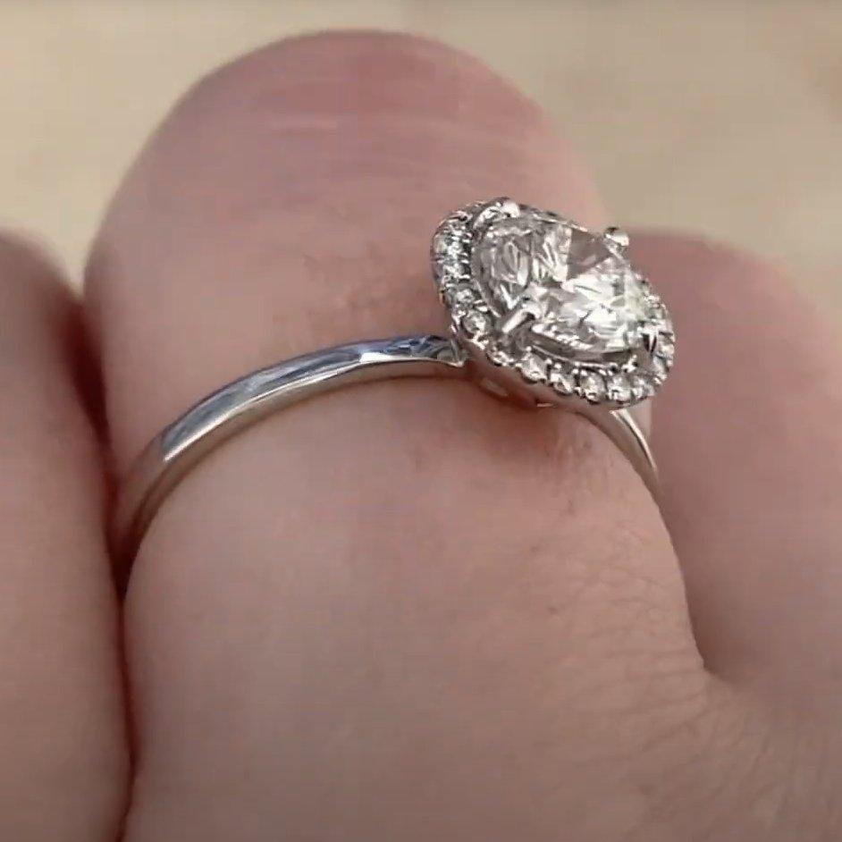 Taglio rotondo Anello di fidanzamento con castone di diamanti in oro bianco 18k (GIA circa 0,7 carati) con taglio rotondo in vendita